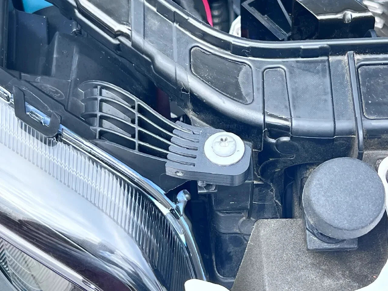 Share Ford Transit Van Headlight Housing Repair bracket